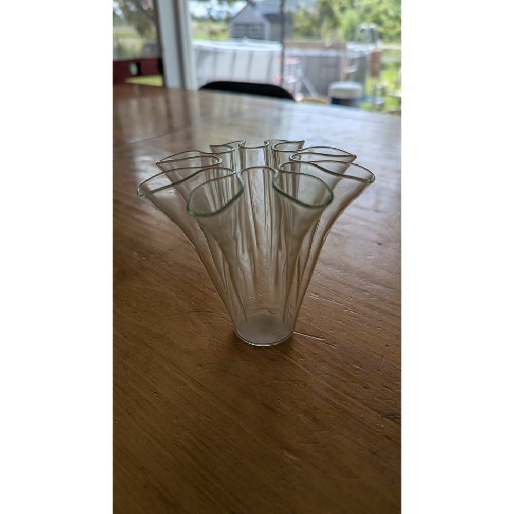 Vintage Clear Handkerchief Glass Vase Ruffled Scalloped Fluted‎ Art Glass 4.25in